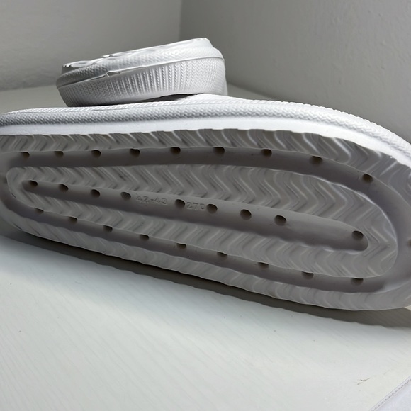 New never been worn, slip on comfortable slides - Picture 4 of 5